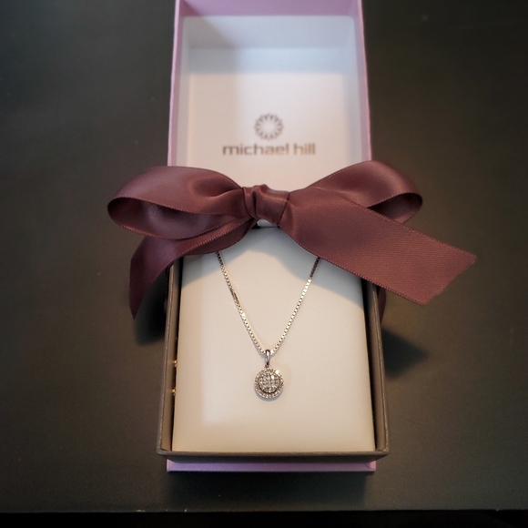 Michael Hill Pendant with 1/4 Carat Total Weight of Diamonds in 10kt White Gold - Picture 3 of 15